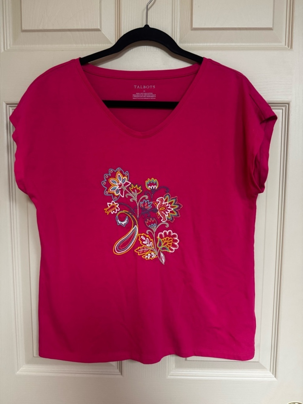 Talbots Fuchsia Floral Embroidered V-Neck Tee size Medium